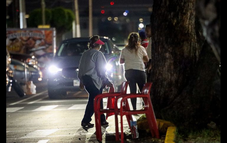 Durante esta temporada, cientos de cocheras particulares y ‘apartalugares’ cobran desde 50 hasta casi los 300 pesos para permitir que conductores que acuden a las Fiestas de Octubre se puedan estacionar en un lugar cercano al Auditorio Benito Juárez. EL INFORMADOR / H. Figueroa