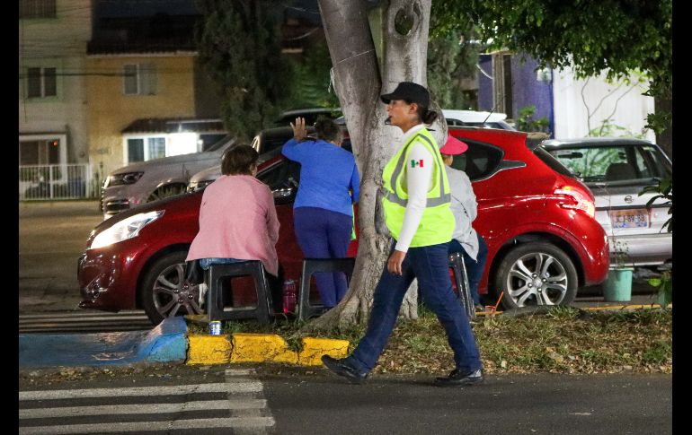 Durante esta temporada, cientos de cocheras particulares y ‘apartalugares’ cobran desde 50 hasta casi los 300 pesos para permitir que conductores que acuden a las Fiestas de Octubre se puedan estacionar en un lugar cercano al Auditorio Benito Juárez. EL INFORMADOR / H. Figueroa