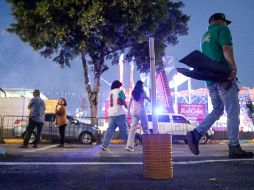 Durante esta temporada, cientos de cocheras particulares y ‘apartalugares’ cobran desde 50 hasta casi los 300 pesos para permitir que conductores que acuden a las Fiestas de Octubre se puedan estacionar en un lugar cercano al Auditorio Benito Juárez. EL INFORMADOR / H. Figueroa