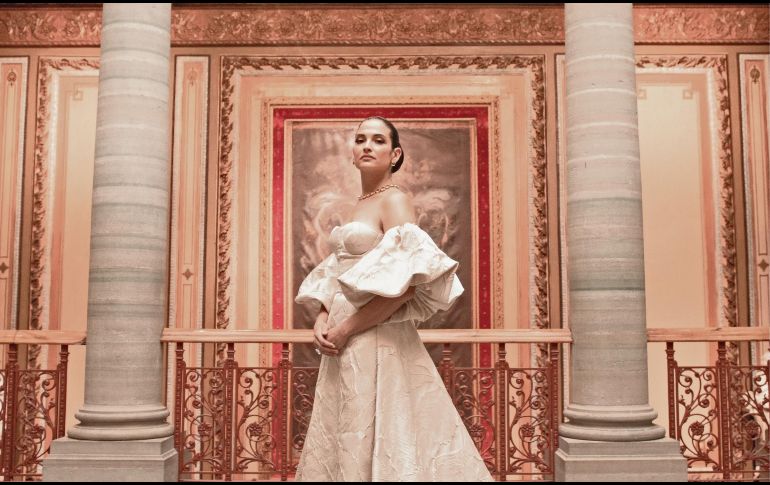 La intérprete grabó su nuevo material desde el Teatro Juárez, en Guanajuato; desde donde posa para esta foto. CORTESÍA