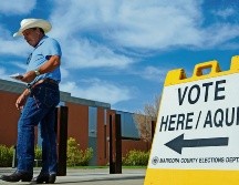 El inicio de apertura de urnas coincide con la visita de candidatos. AP