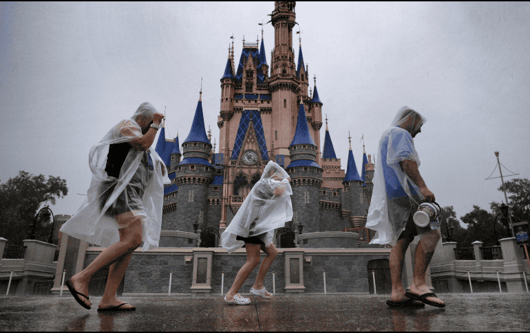 Visitantes de Walt Disney World en Bay Lake, Florida, enfrentando las primeras lluvias por 