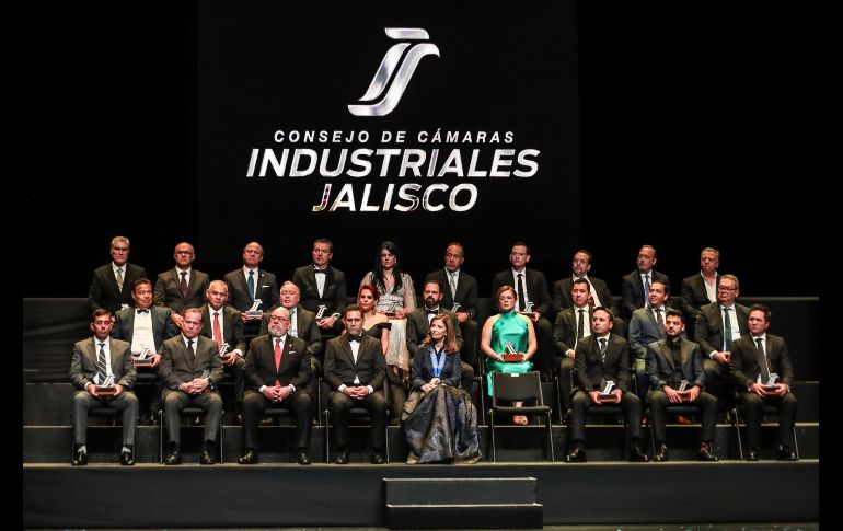 En el evento también fueron entregados los distintivos Industrial Distinguido a 26 empresarios y empresarias de diferentes cámaras industriales y asociaciones. EL INFORMADOR/A. Navarro.