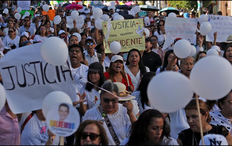 Un grupo de personas grita consignas, durante la marcha para exigir justicia por el asesinato del alcalde Alejandro Arcos Catalán, este jueves en Chilpancingo, en el estado de Guerrero. EFE/ J. De la Cruz