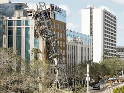 Durante el impacto del huracán, los vientos elevaron una grúa y la lanzaron contra un edificio. AP