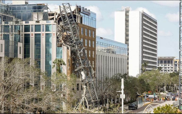 Durante el impacto del huracán, los vientos elevaron una grúa y la lanzaron contra un edificio. AP