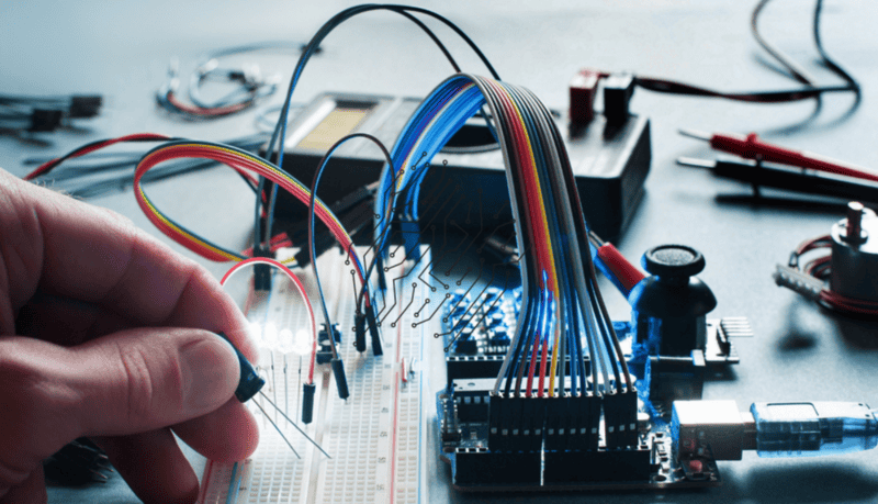  La Ingeniería en Electrónica es una de las profesiones mejor pagadas en México, según la AI. CANVA