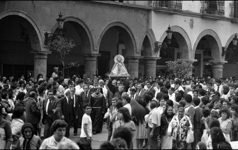 Imagen de la Virgen de Zapopan entre los fieles peregrinos que se unieron a su camino hacia la Basílica de Zapopan en el año 1981. EL INFORMADOR/ARCHIVO