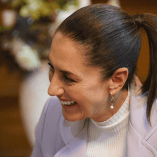 'El equipo me convenció'; Sheinbaum comparte su foto oficial presidencial en redes