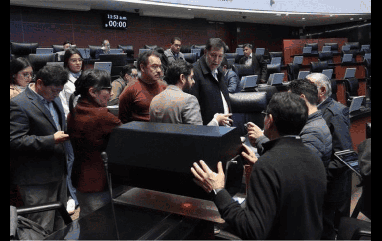 Gerardo Fernández Noroña acudió al salón de plenos para conocer los modelos de tómbolas y la logística para el proceso de insaculación. X/@fernandeznorona