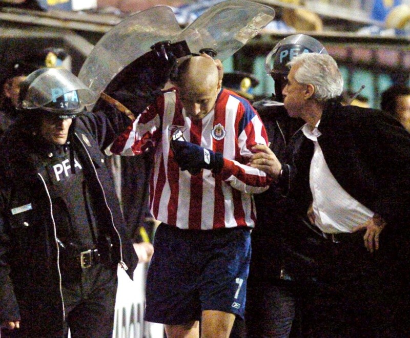 El ex técnico del Boca Juniors, Jorge 'chino' Benítez, en el momento en que escupe al delantero mexicano 'Bofo' Bautista. TELAM ARCHIVO / ALEJANDRO AMDAN