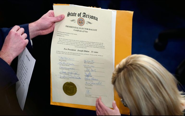 El senado recibió el documento que asigna los votos a Arizona, Estado clave. AP