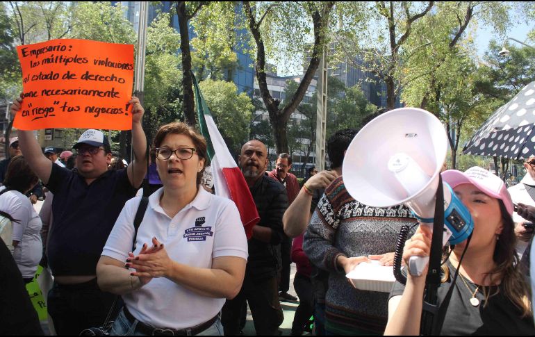 Trabajadores del Poder Judicial de la Federación protestan a las afueras del Senado. SUN/Francisco Rodríguez