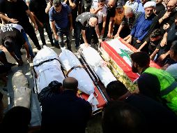 Las personas trasladan los cuerpos de los fallecidos en un ataque militar israelí el 11 de octubre, durante un cortejo fúnebre en la aldea de Baysarieh, en Sidón, Líbano. EFE