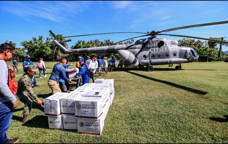 Integrantes de la Marina trasladan despensas a damnificados, por el paso del huracán 'John'. EFE/David Guzmán
