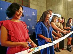 Explora Jalisco. La secretaria de Turismo (en azul), con el equipo creativo detrás de la página. CORTESÍA