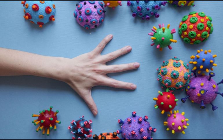 La mononucleosis es una infección viral que puede causar una variedad de síntomas, desde fatiga extrema hasta dolor de garganta y linfadenopatía. CANVA