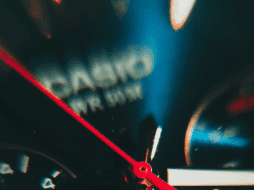 Casio, presente en el sector desde 1974 con su primera línea de relojes digitales, mantiene un monitoreo constante de los avances en el sector de los relojes inteligentes. Unsplash