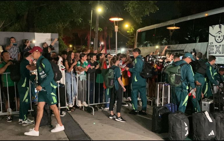 Entre los futbolistas más solicitados estuvieron Guillermo Ochoa, Raúl Jiménez y Edson Álvarez, quienes se detuvieron y atendieron a los seguidores mexicanos. EL INFORMADOR.
