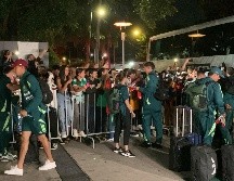 Entre los futbolistas más solicitados estuvieron Guillermo Ochoa, Raúl Jiménez y Edson Álvarez, quienes se detuvieron y atendieron a los seguidores mexicanos. EL INFORMADOR.