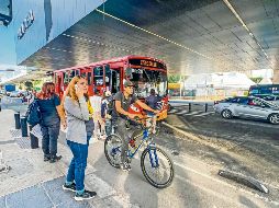 Bicicletas, autos y camiones son un peligro constante para los peatones que esperan el transporte público. EL INFORMADOR/ A. Navarro