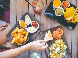 La clave para una dieta balanceada radica en leer las etiquetas, optar por alimentos mínimamente procesados y privilegiar la comida entera. CANVA