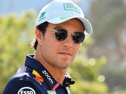 La gorra tiene una base blanca que contrasta con el logotipo de los patrocinadores en color verde. INSTAGRAM @schecoperez