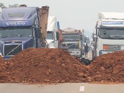 Bloqueos instalados por seguidores del expresidente Evo Morales, este lunes en Puente Ichilo en el límite entre Santa Cruz y Cochabamba (Bolivia). EFE /J. Torrejón