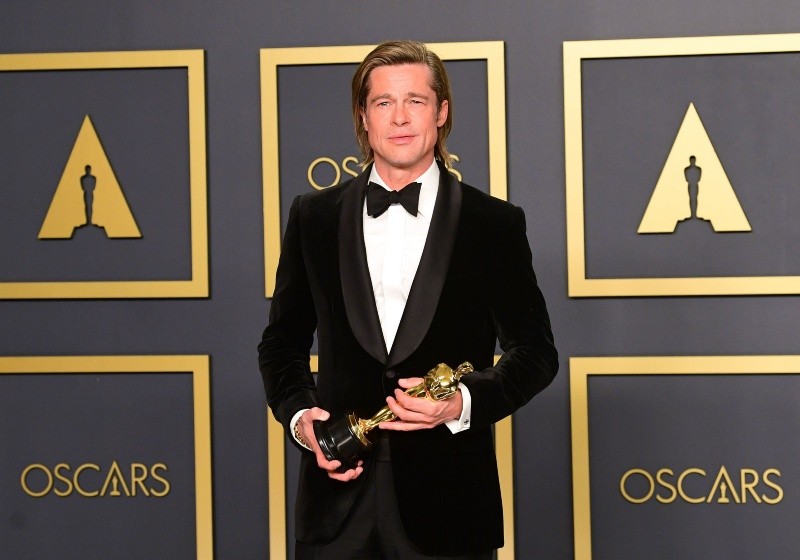 Su interpretación de Cliff Booth le valió un Oscar como Mejor Actor de Reparto, lo que demuestra su habilidad para adaptarse a diversos roles a lo largo de su carrera.  AFP / ARCHIVO