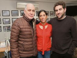 Guillermo Arriaga, en compañía de sus hijos Mariana y Santiago. EFE