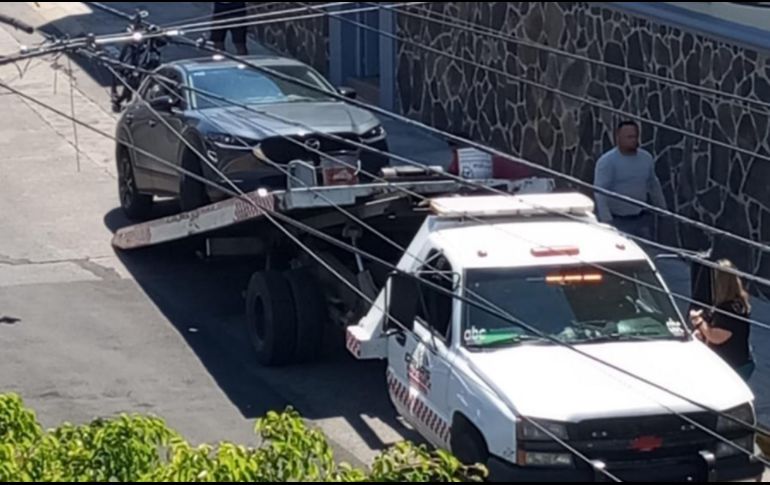 Jardines del Country. En la avenida Salto del Agua hay línea blanca, pero agentes viales acudieron el pasado viernes para levantar autos y solicitar 800 pesos por bajarlos de la grúa y no llevarlos al corralón. Vecinos exigen que se frene este abuso de autoridad. X/AcJardCoun1ra