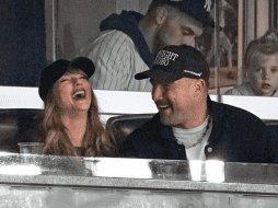 Travis Kelce y Taylor Swift en el primer encuentro de la Serie de Campeonato de la Liga Americana. AP Foto/SWenig