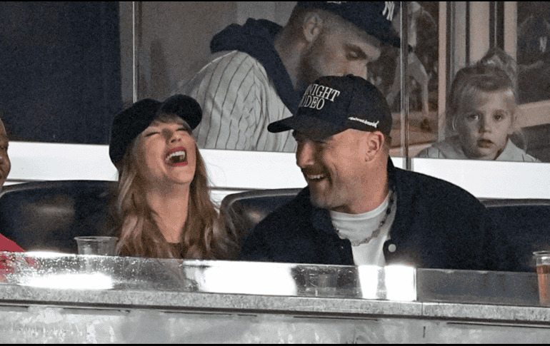 Travis Kelce y Taylor Swift en el primer encuentro de la Serie de Campeonato de la Liga Americana. AP Foto/SWenig