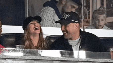 Travis Kelce y Taylor Swift en el primer encuentro de la Serie de Campeonato de la Liga Americana. AP Foto/SWenig