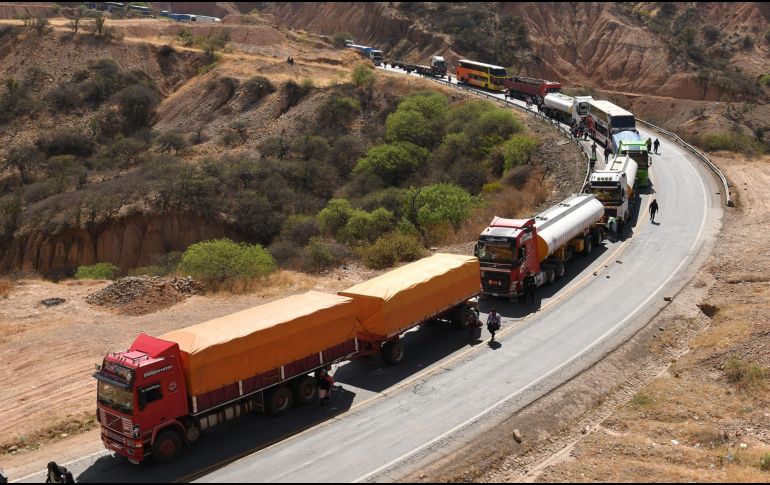 Camiones permanecen detenidos por bloqueos de seguidores del expresidente Evo Morales en Cochabamba, Bolivia. EFE/J. Ábrego