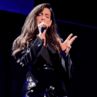 Anne Hathaway deslumbra al cantar "Somebody to Love" en evento de Kamala Harris (VIDEO)