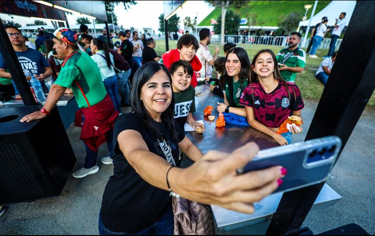 Miles de aficionados hicieron el viaje con el objetivo de ver triunfar a México en casa ante Estados Unidos. EL INFORMADOR/ A. NAVARRO.