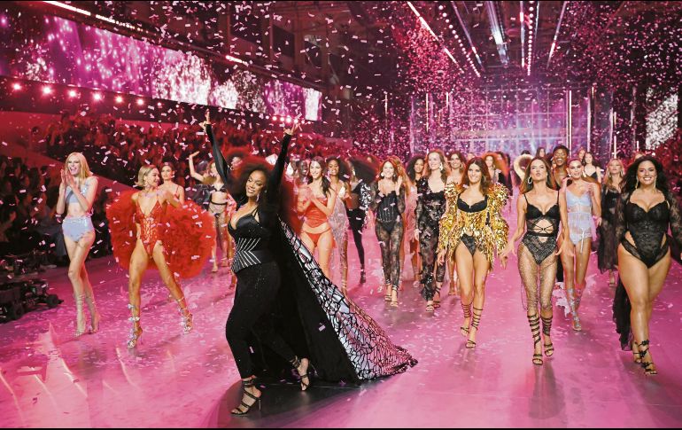 La modelo Tyra Banks fue una de las estrellas de la noche. AFP