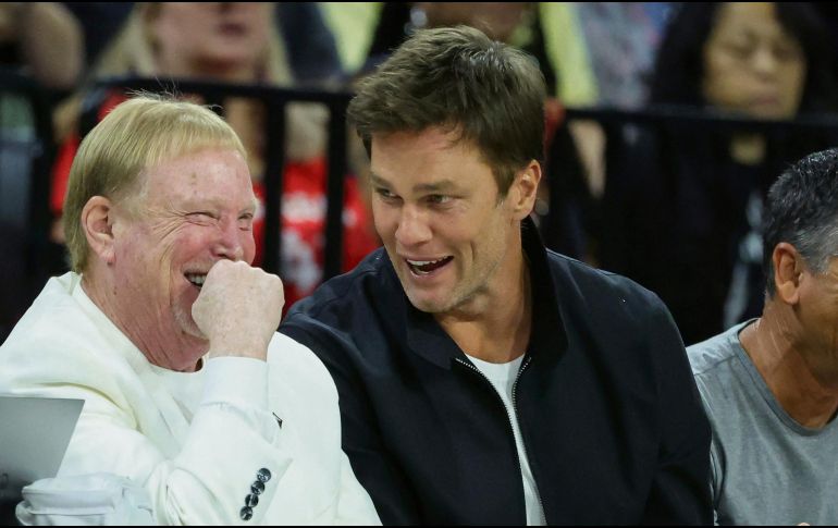 Brady adquirió el 5% de la franquicia controlada por Mark Davis (izq.). AFP/E. Miller