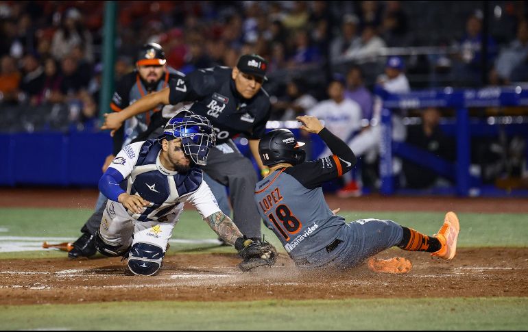 Irving López se barre en home en la séptima entrada del juego. CORTESÍA/Charros de Jalisco
