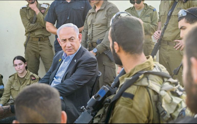 El presidente de Israel, Benjamín Netanyahu, rodeado por los soldados que actualmente atacan Líbano. EFE