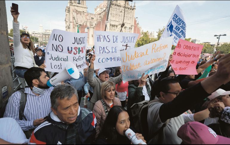 Trabajadores del Poder Judicial protestaron ayer en la Ciudad de México. EL UNIVERSAL