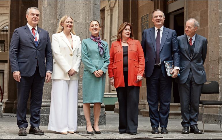 Sheinbaum celebra el éxito de la reunión entre inversionistas y funcionarios del Gobierno mexicano. EFE