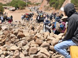 Los simpatizantes de Morales mantienen los bloqueos en defensa del líder oficialista. EFE/J. Ábrego