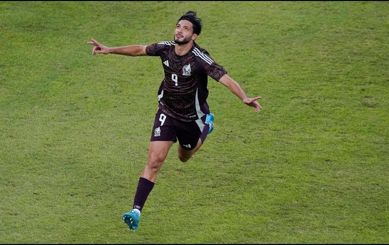 Raúl Jimenez en festejo de gol con la Selección Nacional de Mexico y a Estados Unidos en el estadio Akron. Imago7/Sebastián Laureano Miranda