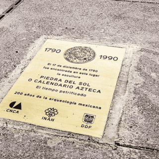 Reinstalan placas de la Coatlicue, la Piedra del Sol y la de Tízoc en el Zócalo de la CDMX