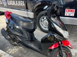 Los detenidos, identificados como Luis Oswaldo ‘N’ y Leslie Fernanda ‘N’ de 29 y 28 años de edad respectivamente, intentaron huir a bordo de una motocicleta tipo scooter. Policía de Guadalajara