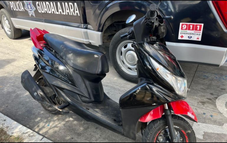 Los detenidos, identificados como Luis Oswaldo ‘N’ y Leslie Fernanda ‘N’ de 29 y 28 años de edad respectivamente, intentaron huir a bordo de una motocicleta tipo scooter. Policía de Guadalajara