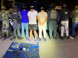 Los detenidos, junto con las armas, posible droga, explosivos y el vehículo, fueron entregados a la autoridad correspondiente para que se realice la investigación correspondiente. ESPECIAL