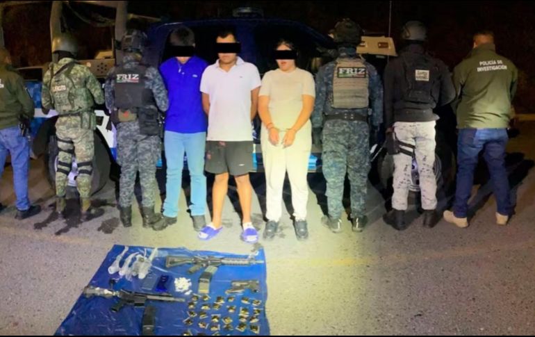 Los detenidos, junto con las armas, posible droga, explosivos y el vehículo, fueron entregados a la autoridad correspondiente para que se realice la investigación correspondiente. ESPECIAL